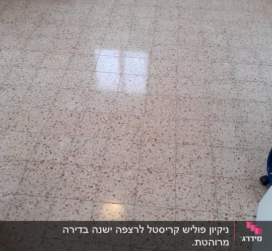 רצפה נקייה ומבריקה עם אריחים בהירים